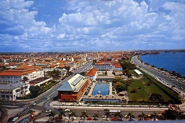  Singapore 1969. On the left Raffles Hotel and on the right The ‘Brit’ Club. 