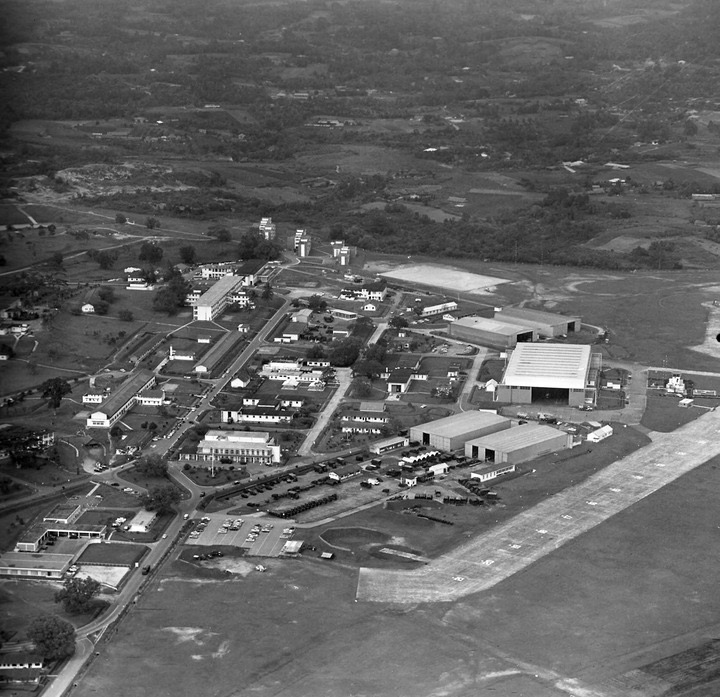  RNAS Sembawang & HMS Simbang 1970. HMS Simbang, HQ 3 Cdo Bde is in the foreground at the Y junction. 